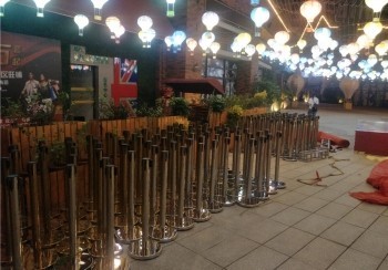 銀色隔離帶