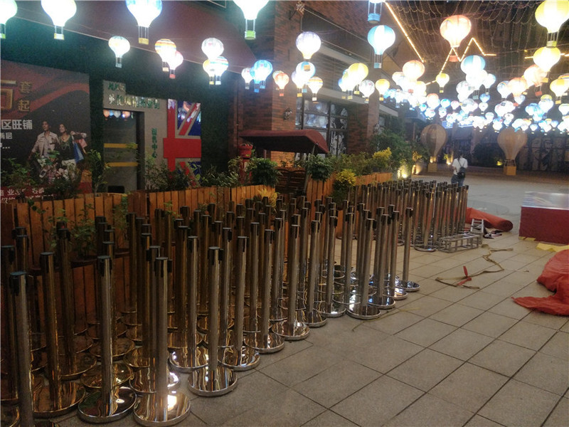 銀色隔離帶