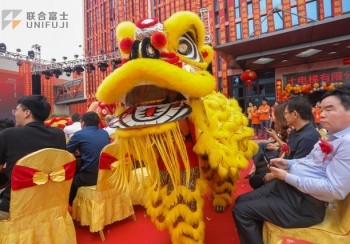醒獅獻瑞